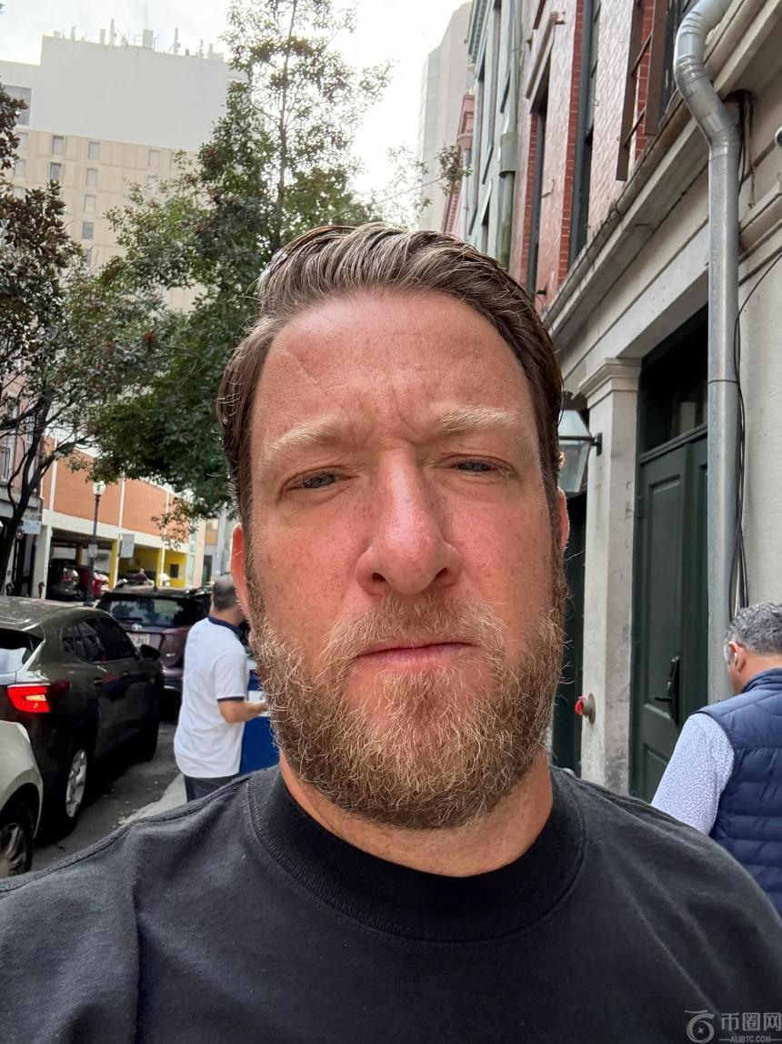Dave Portnoy poses for a selfie on a street